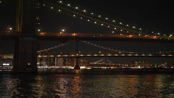 Maravilloso lugar en Nueva York por la noche el iluminado puente de Brooklyn — Foto de Stock