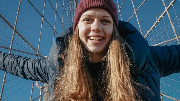 Jovem mulher feliz em Brooklyn Bridge em Nova York — Fotografia de Stock