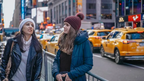 Due amici godono il loro viaggio di vacanza a New York — Foto Stock