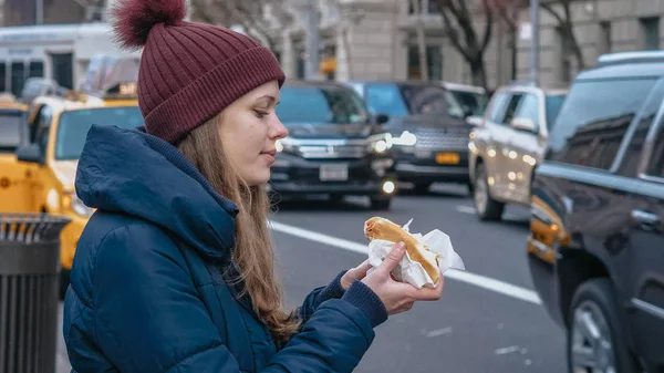 Jedzenie typowe street w Nowym Jorku słynnym hot dog — Zdjęcie stockowe