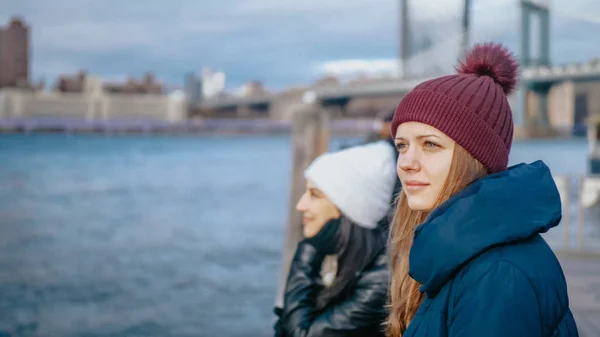 Duas meninas em um passeio turístico para Nova York no Rio Hudson — Fotografia de Stock