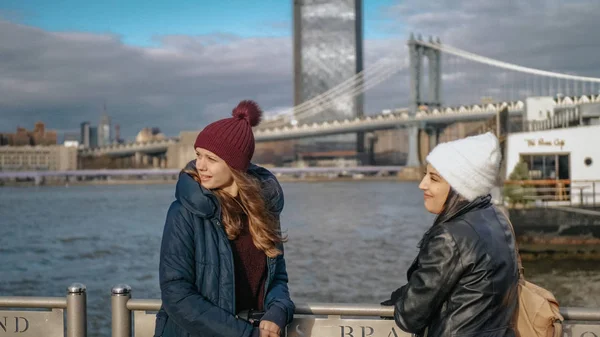 Dos amigos en Nueva York dan un paseo por el puente de Brooklyn — Foto de Stock