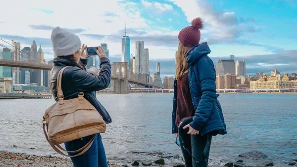 Deux amis voyagent à New York pour faire du tourisme — Photo