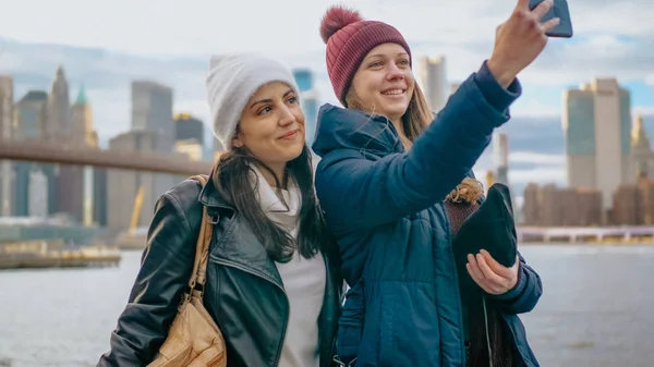 Two friends in New York enjoy the amazing view over the skyline of Manhattan — Stock Photo, Image