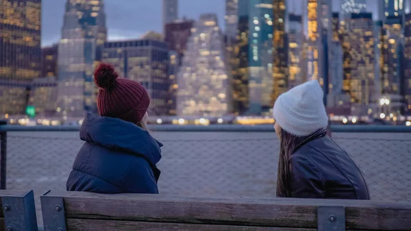 Dos jóvenes disfrutan de una maravillosa velada en el horizonte de Manhattan en Nueva York — Foto de Stock