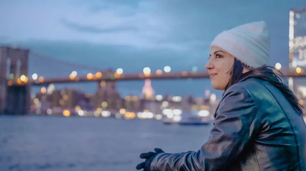 Détente à l'Hudson River New York avec une belle vue en soirée sur les lumières de Manhattan — Photo