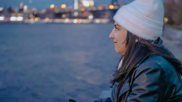 Relaxing at the Hudson River New York with a beautiful evening view over Manhattan city lights — Stock Photo, Image