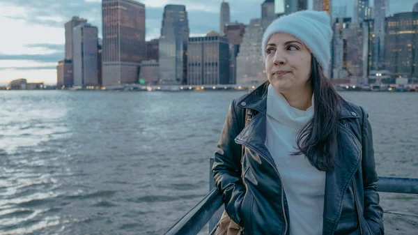 Jeune femme marche le long de la magnifique skyline de Manhattan dans la soirée — Photo