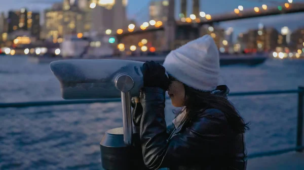 Une jeune femme regarde à travers une vitre espion à Brooklyn Bridge New York — Photo