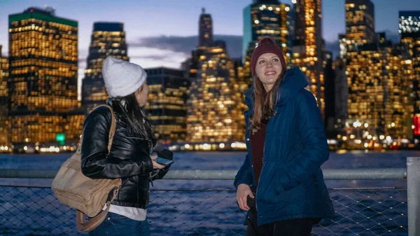 纽约的两个女孩参观了曼哈顿美妙的天际线 — 图库照片