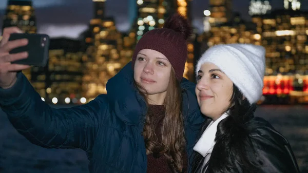 Due Ragazze Godono Una Notte Meravigliosa New York Davanti Allo — Foto Stock