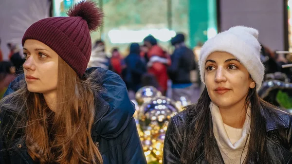 Två flickor njuta av den underbara juletid i New York — Stockfoto