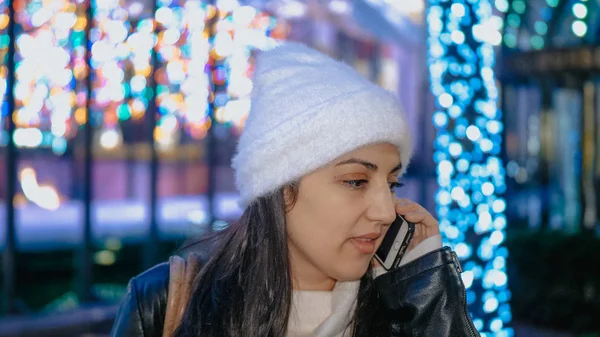Young woman enjoys the beautiful Christmas decoration in the city — Stock Photo, Image