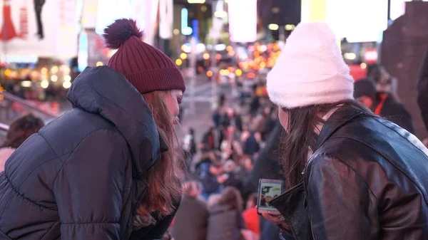 Duas meninas em Nova York desfrutar da vista incrível sobre Times Square à noite — Fotografia de Stock