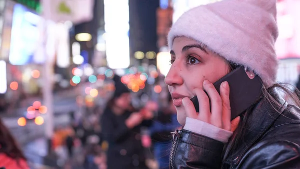 Giovane donna prende una telefonata su Times Square di notte — Foto Stock