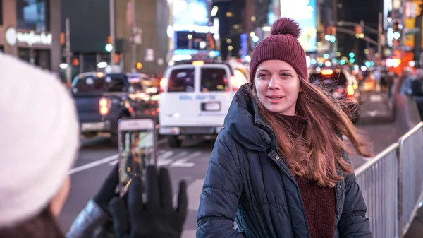 Duas meninas em Nova York tirar fotos em Times Square — Fotografia de Stock