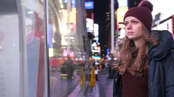 Caminhando na Times Square Nova York à noite enquanto faz uma viagem turística a Manhattan — Fotografia de Stock