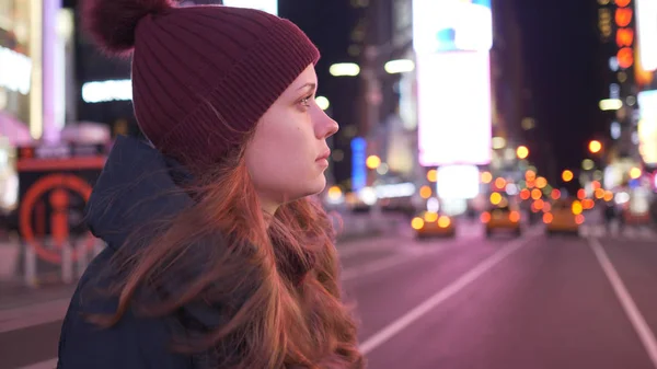 Belle fille marche à travers la ville de New York à Times Square la nuit — Photo