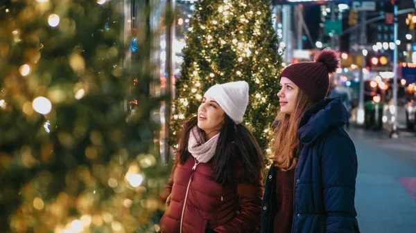 Young women in New York doing Christmas shopping on Fifth Avenue — Stock Photo, Image