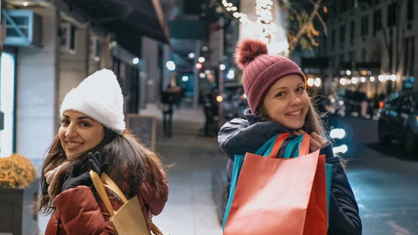 Women on Christmas shopping tour in New York — Stock Photo, Image