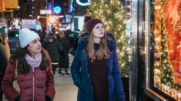 Mujeres jóvenes en Nueva York haciendo compras navideñas en la Quinta Avenida — Foto de Stock