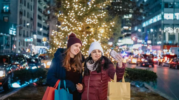 Christmas Shopping in New York a wonderful experience for women — Stock Photo, Image