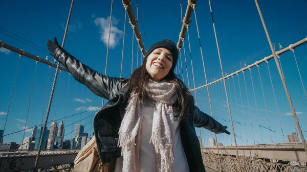 Happy girl à New York profiter de la belle Brooklyn Bridge — Photo