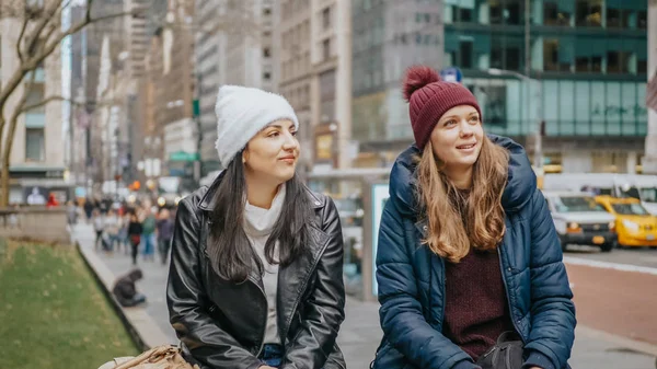 Two girls on a sightseeing tour to New York City — Stock Photo, Image