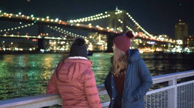 Harika yer New York'ta gece ışıklı Brooklyn Köprüsü