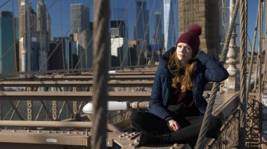 Brooklyn Köprüsü'nde güzel kız yorgunluk güneşli bir gün hoşlanır