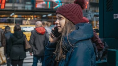 Sokak köşesinde Manhattan New York genç kadın
