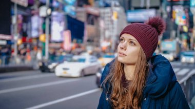 Gezi için New York sokaklarında genç güzel kadın
