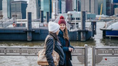 Hudson Nehri, New York'a bir gezi turuna iki kız