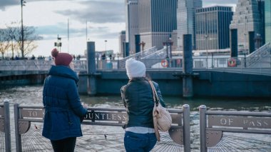New York'ta iki kız manzarası üzerinde manzaralı