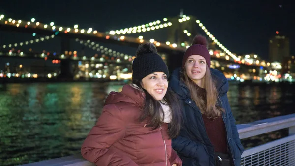 Magnifique endroit à New York la nuit le pont de Brooklyn illuminé — Photo