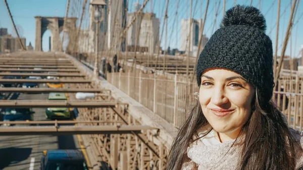 Belle fille aime la promenade sur Brooklyn Bridge New York — Photo