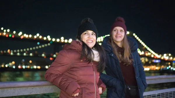 Dvě dívky v New Yorku si nejkrásnější místo ve městě na Brooklynský most — Stock fotografie