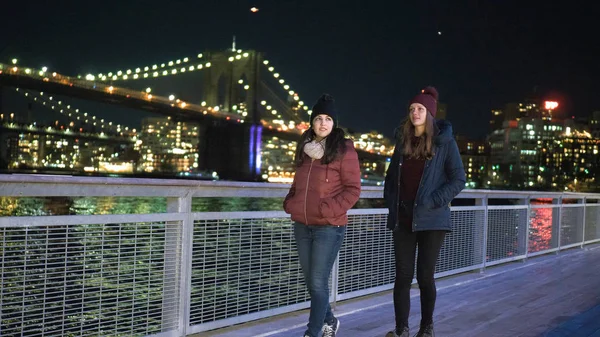 Passeggiando lungo il ponte di Brooklyn di notte — Foto Stock