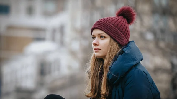 Jovem relaxa em uma rocha no Central Park New York — Fotografia de Stock