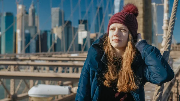 Belle fille sur Brooklyn Bridge bénéficie d'une journée ensoleillée tout en se relaxant — Photo