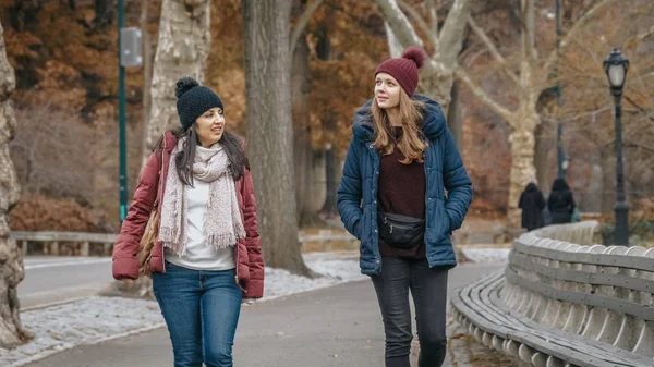 Two young woman on a trip to New York take a relaxing walk in Central Park — Stock Photo, Image