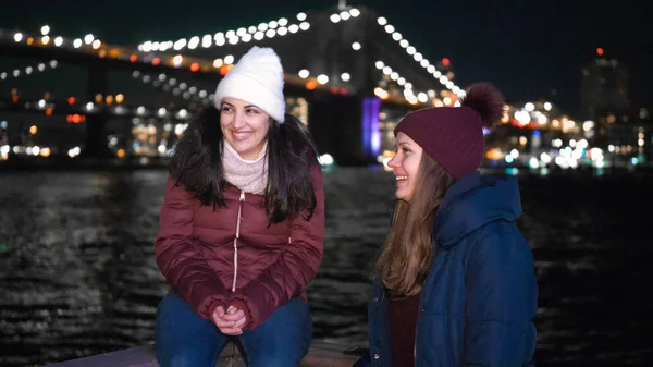 Profiter d'un merveilleux moment à New York au Brooklyn Bridge la nuit — Photo