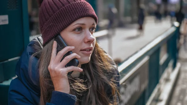 New York-i fiatal nő beszél a telefonon — Stock Fotó