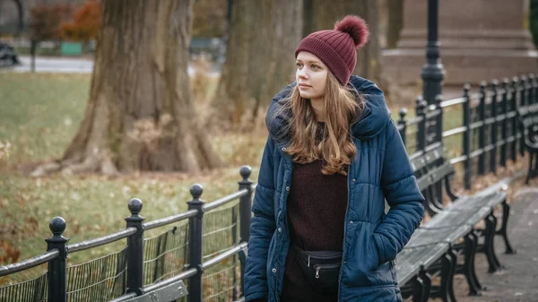 Les jeunes femmes profitent de leur temps de détente à Central Park New York — Photo