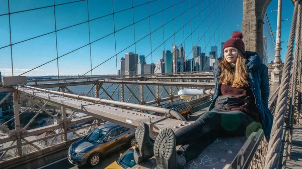 Young beautiful woman on Brooklyn Bridge New York enjoys a wonderful sunny day — Stock Photo, Image