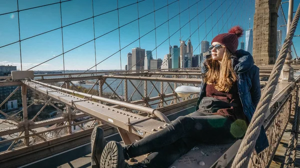 Joven hermosa mujer en Brooklyn Bridge Nueva York disfruta de un maravilloso día soleado — Foto de Stock