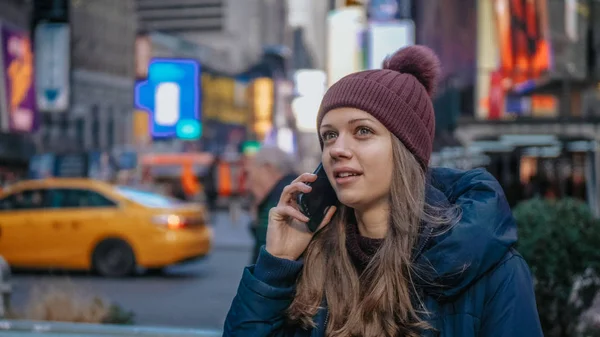 Une jeune femme à New York parle au téléphone — Photo