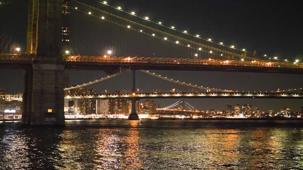 Posto meraviglioso in Nuova York di notte il ponte illuminato di Brooklyn — Foto Stock