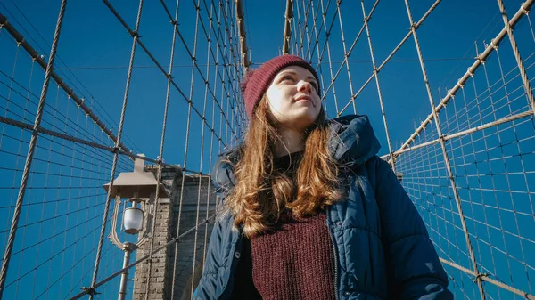 纽约布鲁克林大桥上年轻快乐的女人 — 图库照片