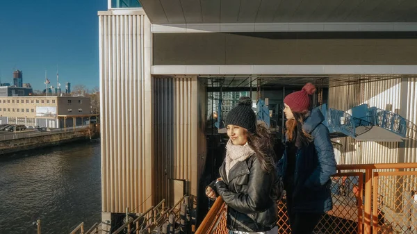 Two girls ride the Staten Island Ferry on a sunny day — Stock Photo, Image